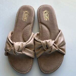 New Cliffs Sandals. Size 7.